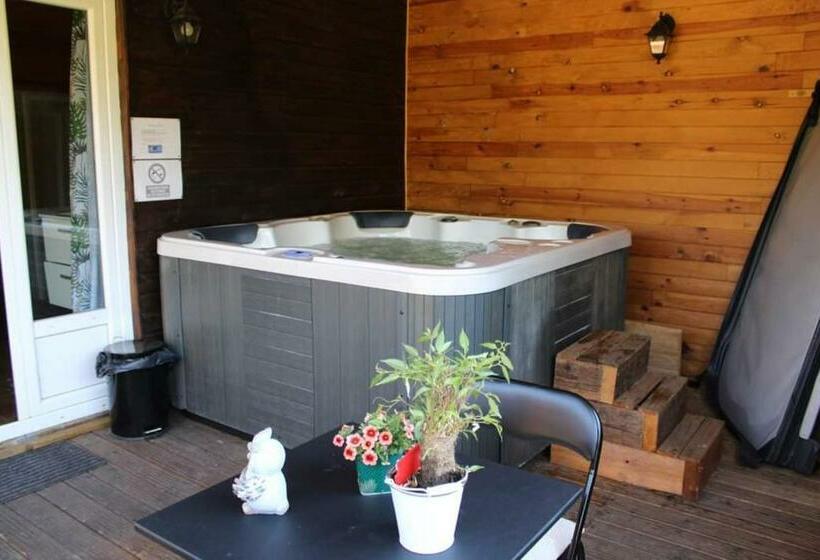 Bed and Breakfast Au Coucher Du Soleil, Chalet Avec Jacuzzi Et Sauna
