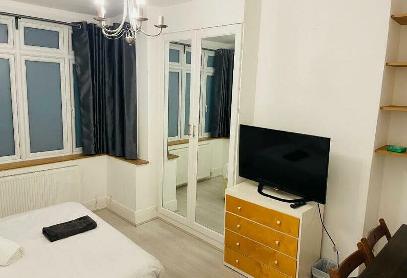 مبيت وإفطار London Rooms With Free Parking 134