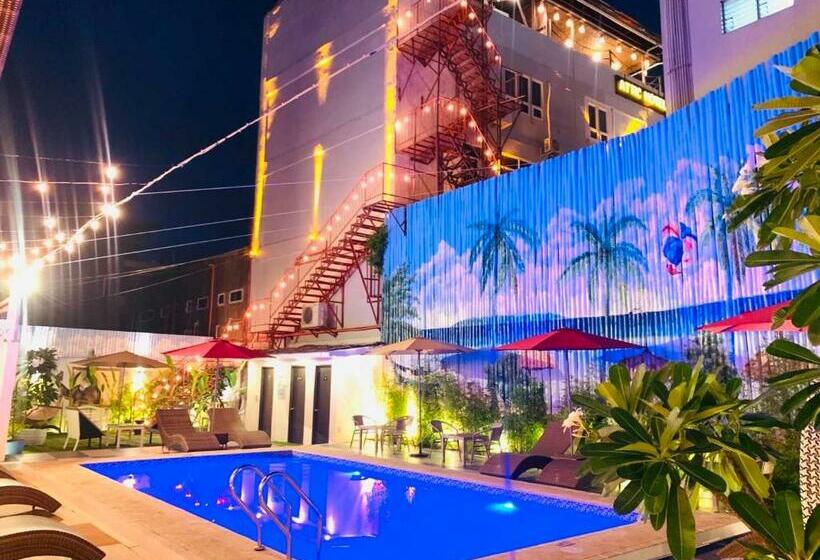 מלון כמוסות Attic Capsule