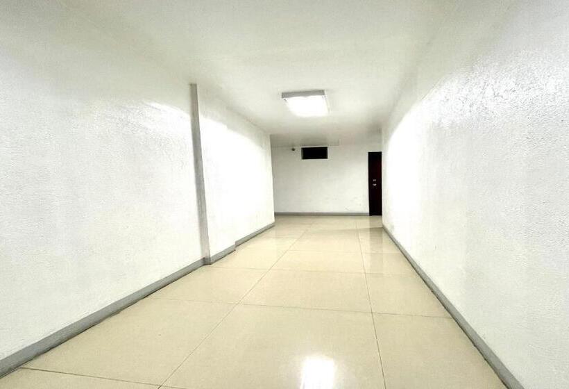 בית מלון כפרי Oyo 910 Sabaidee Suites