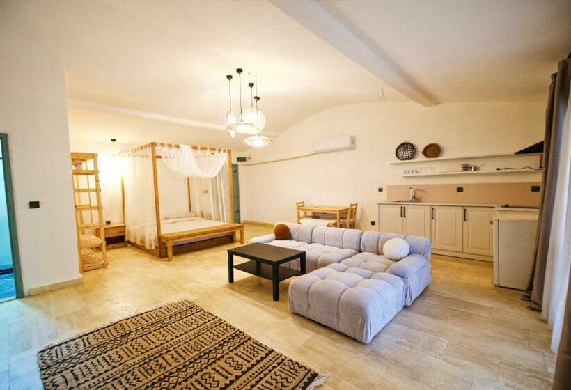 Отель Ri̇de And Stay