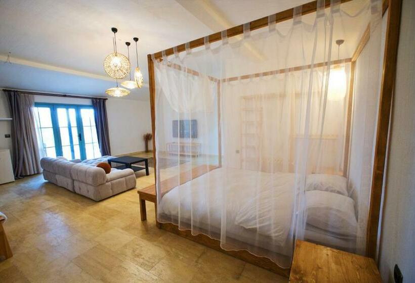 Отель Ri̇de And Stay