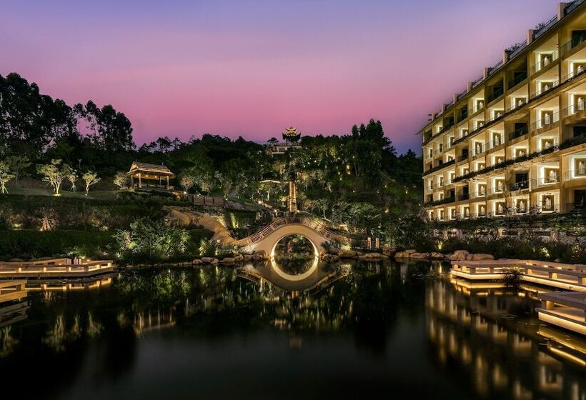 Отель Sheraton Maoming Hot Spring Resort