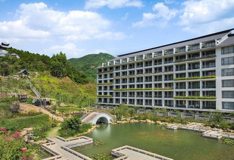 Отель Sheraton Maoming Hot Spring Resort