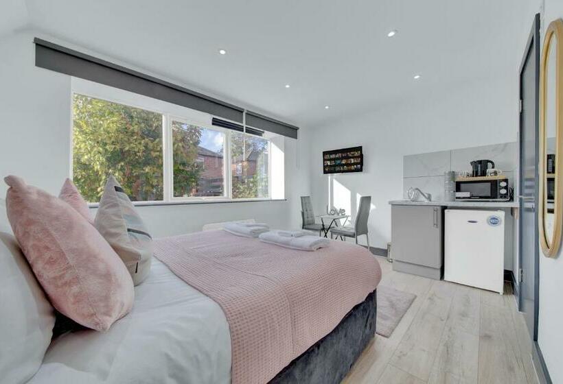 פנסיון Heathrow Stays   Fawns Manor