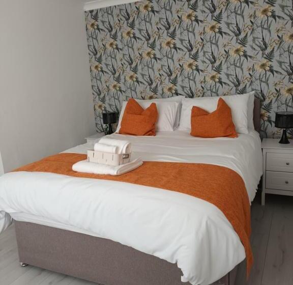 Пансион Luxurious 4 Bed Adorable House In Willington