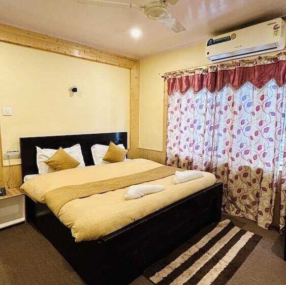 بنسيون The Iceland Hotel Srinagar