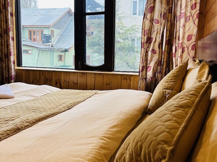 بنسيون The Iceland Hotel Srinagar