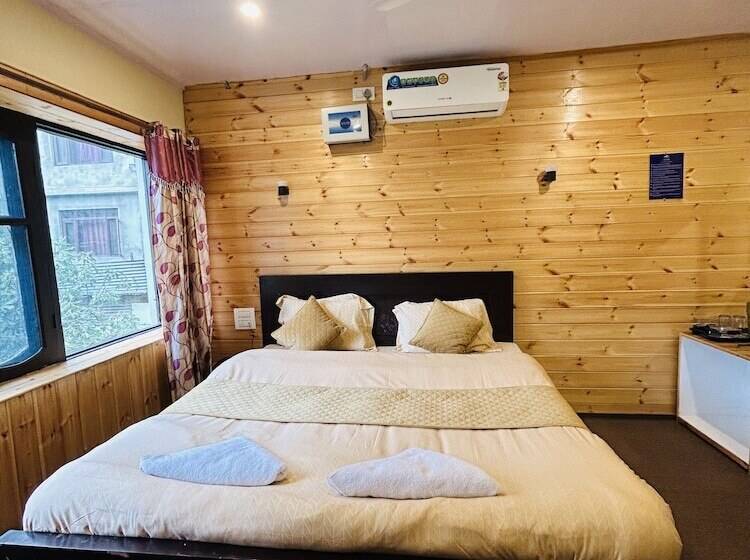 بنسيون The Iceland Hotel Srinagar