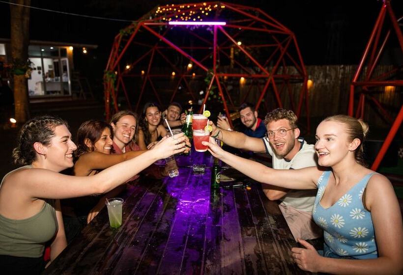 הוסטל Mad Monkey Pai