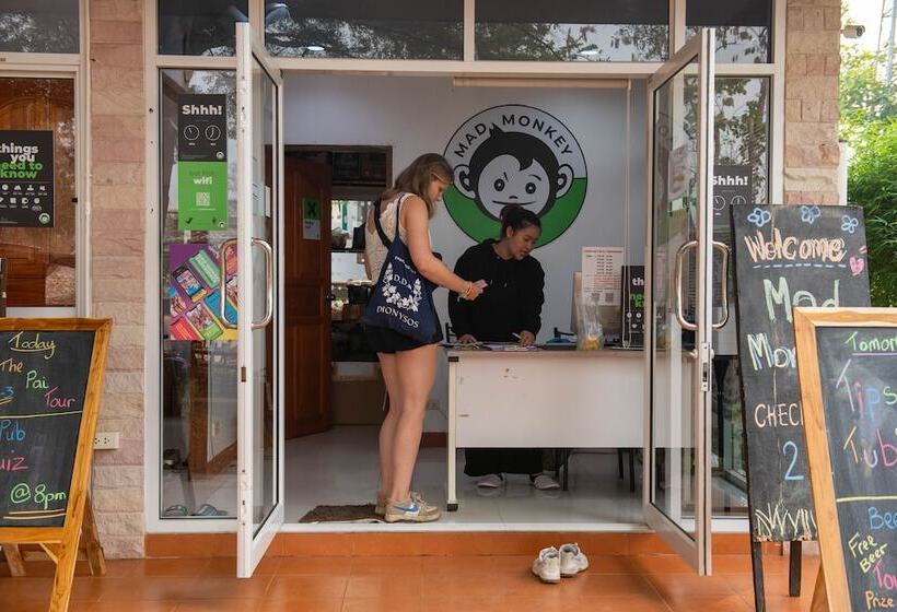 הוסטל Mad Monkey Pai