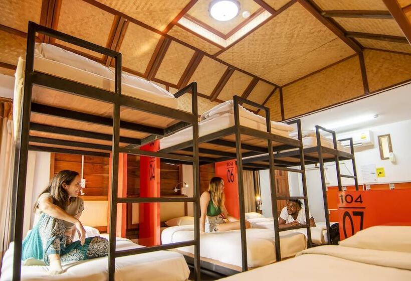 הוסטל Mad Monkey Pai