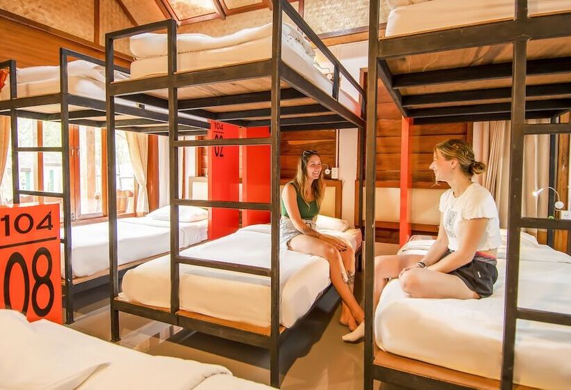 הוסטל Mad Monkey Pai