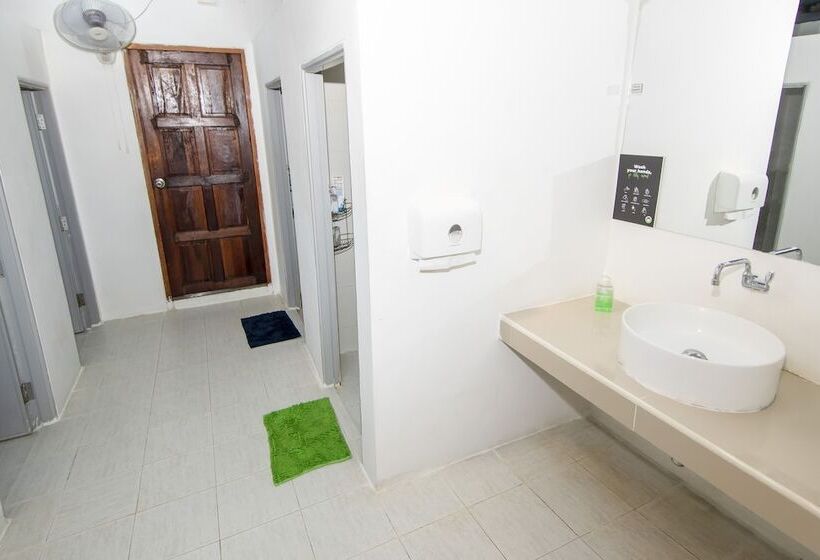 הוסטל Mad Monkey Pai