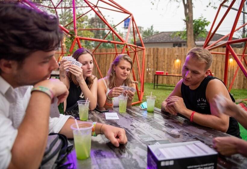 הוסטל Mad Monkey Pai