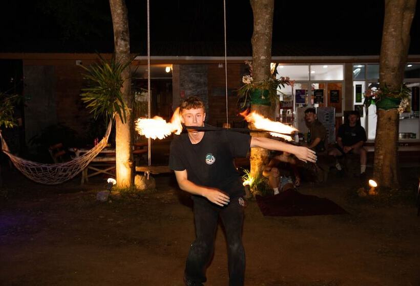 הוסטל Mad Monkey Pai