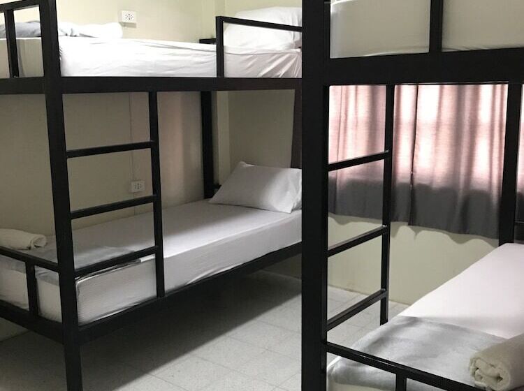 Holiday Phangan   Hostel & Bar