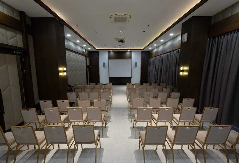 호텔 Cebu One Tectona Resort