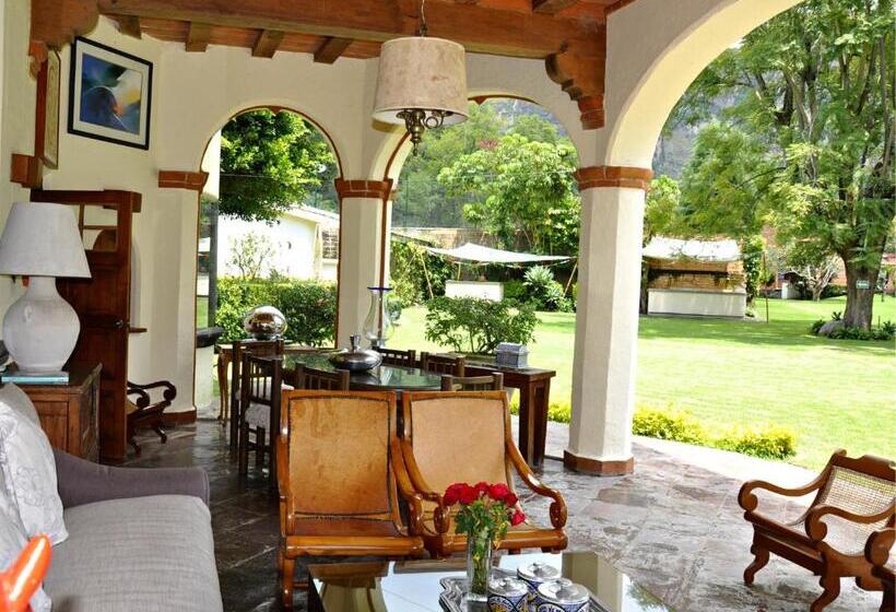 Casa Bugambilia, Un Pequeño Hotel En Tepoztlán