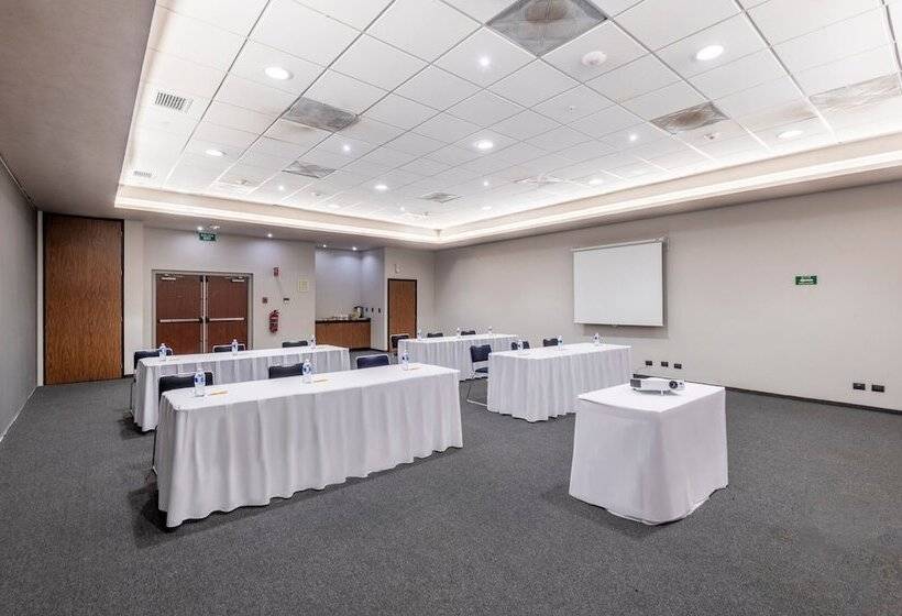 בית מלון כפרי City Express By Marriott Paraiso