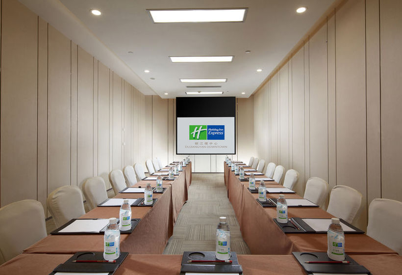 Отель Holiday Inn Express Dujiangyan Downtown