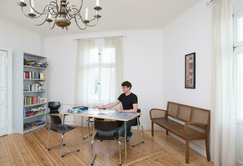 هتل Jugendgästehaus Des Cvjm Berlin Kaulsdorf