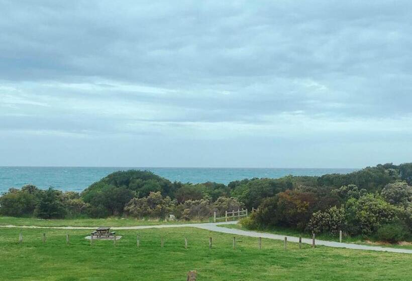 Отель Odyssey Apollo Bay