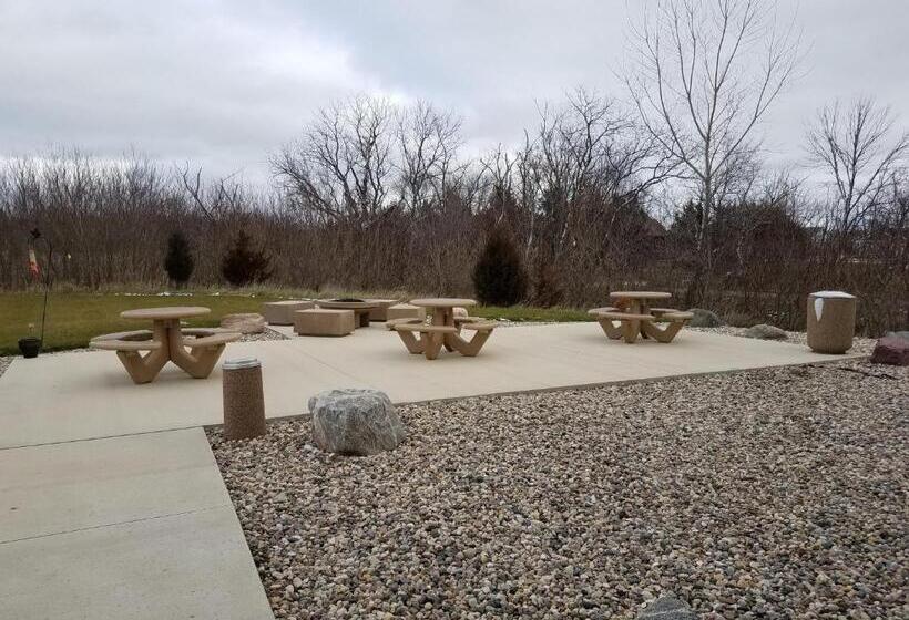 בית מלון כפרי Okoboji Inn & Suites