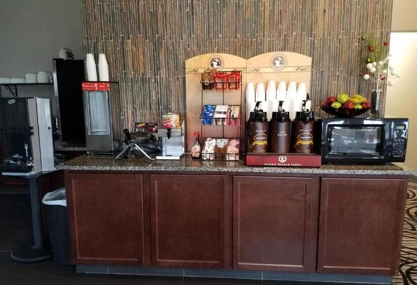 ホテル Okoboji Inn & Suites