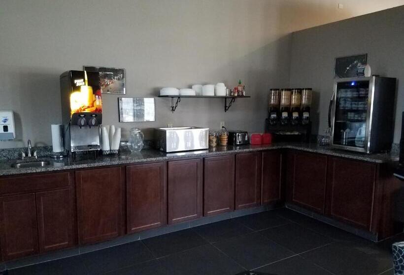 בית מלון כפרי Okoboji Inn & Suites