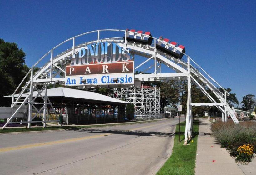 בית מלון כפרי Okoboji Inn & Suites