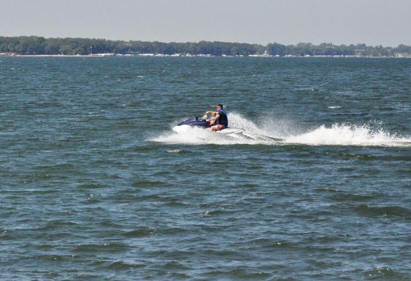 ホテル Okoboji Inn & Suites