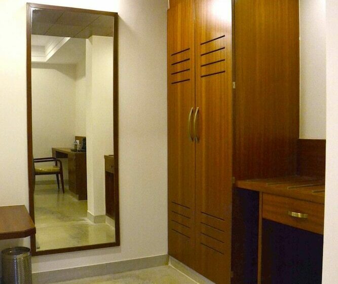 Отель Raya S Grand