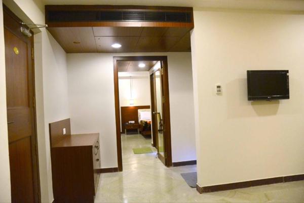 Отель Raya S Grand