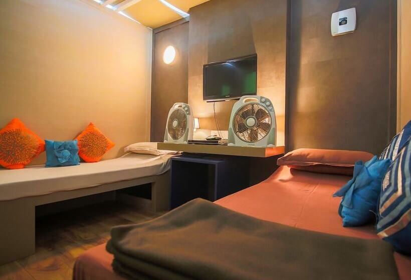 Отель Sams Snooze At My Space