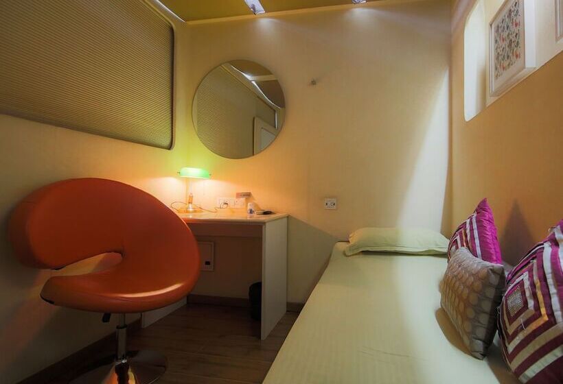 Отель Sams Snooze At My Space