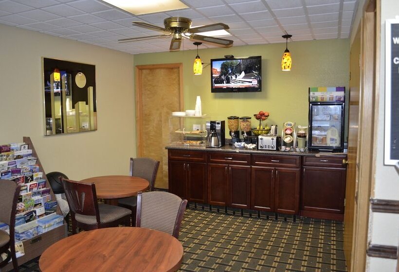 فندق على الطريق Budget Inn Williamsville