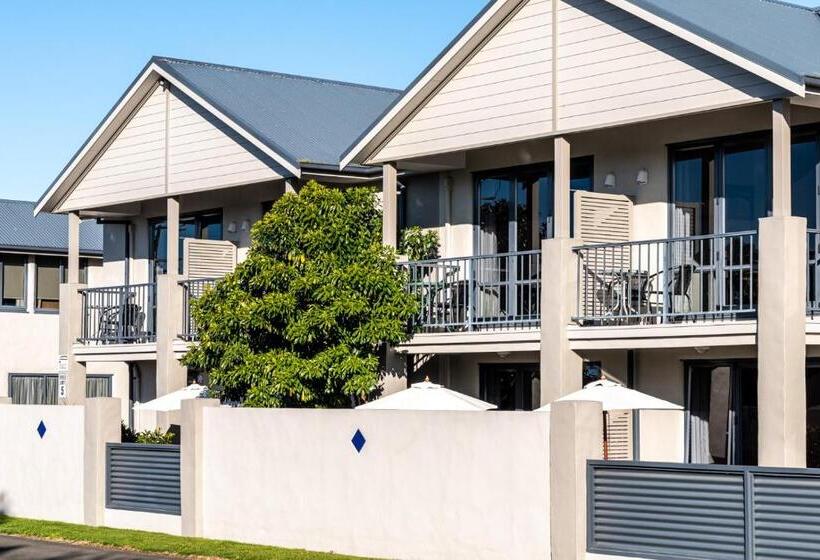 Nautilus Lodge Motel