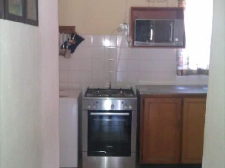 펜션 Le Roux Lodge