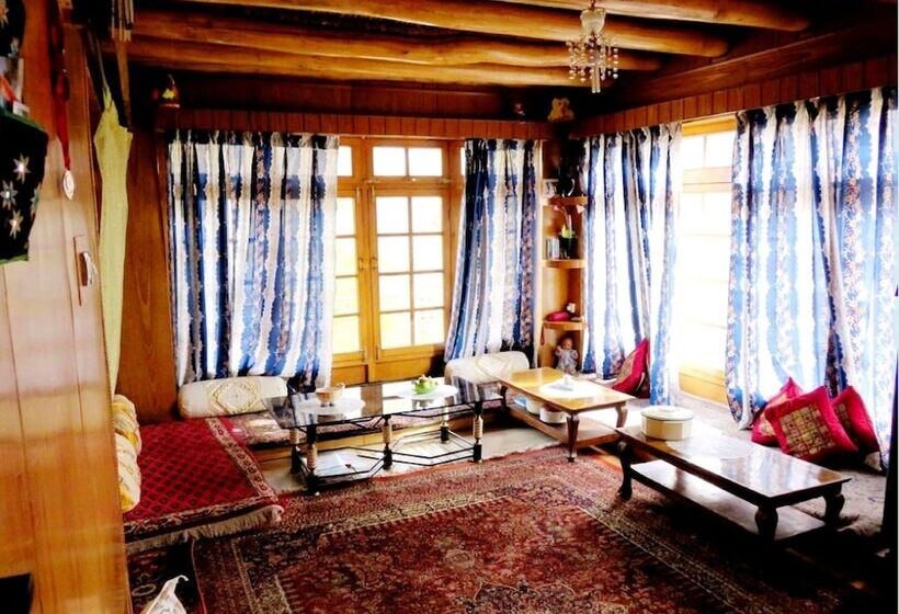 ペンション Tih Rahela Guest House & Home Stay