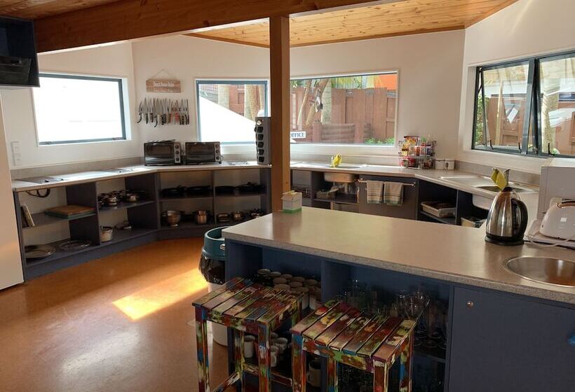 Общежитие Peppertree Lodge & Backpackers