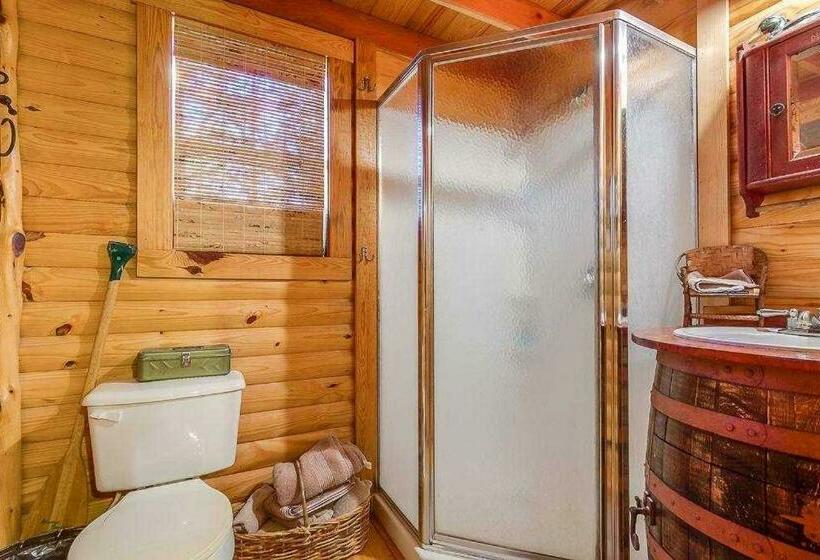 צימר Last Outpost Cedar Loft