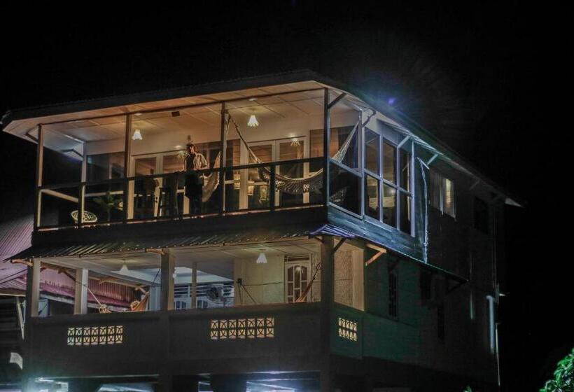 펜션 Nias Surf Stay