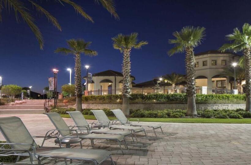 پانسیون The Darlings  Poolside Paradise