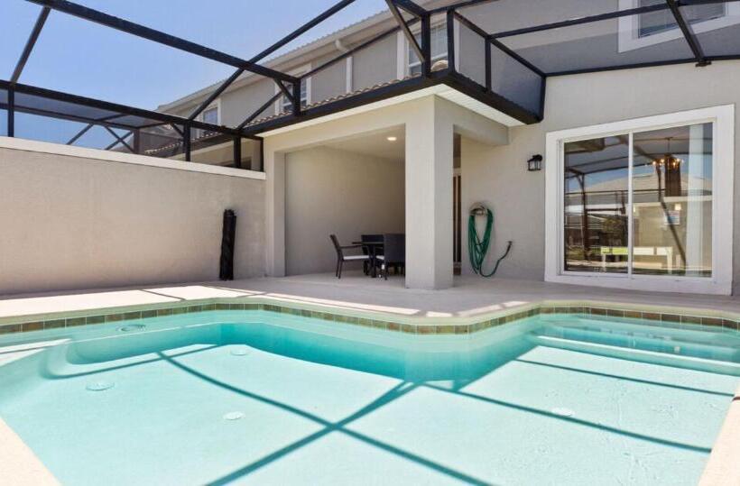 پانسیون The Darlings  Poolside Paradise