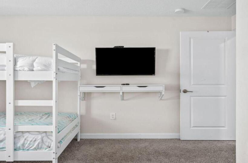 پانسیون The Darlings  Poolside Paradise