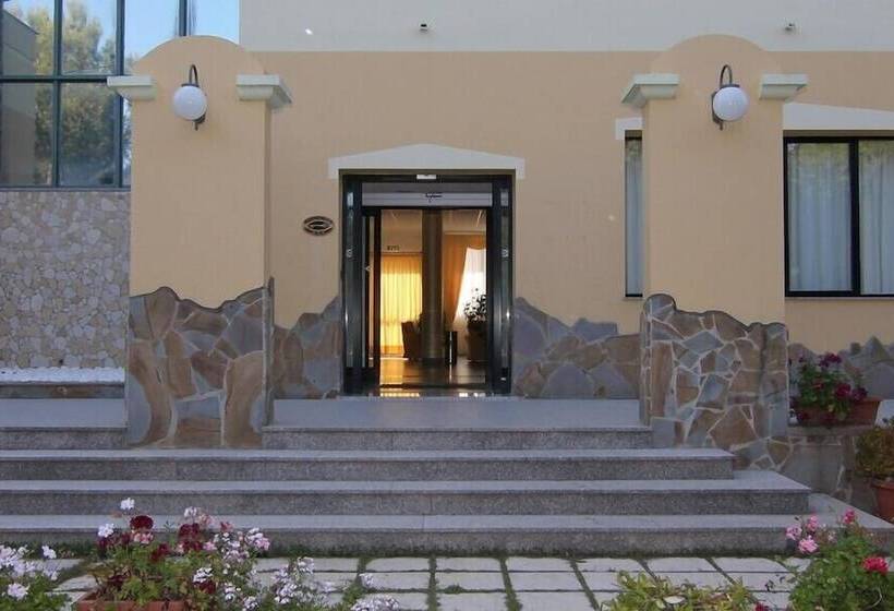 Отель Cala Dei Pini