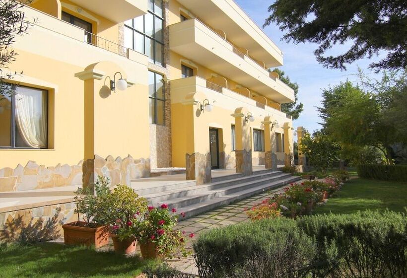 Отель Cala Dei Pini