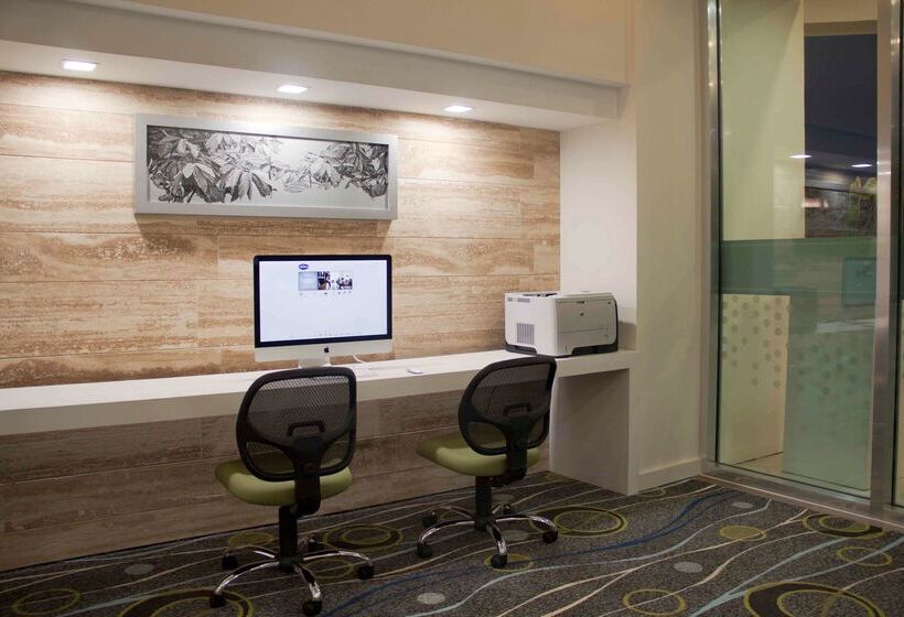 Отель Hampton Inn By Hilton Merida