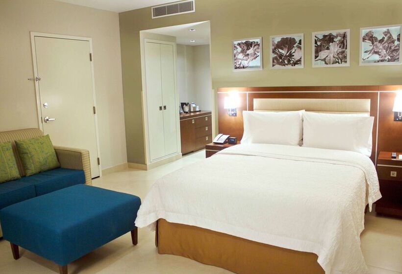 Отель Hampton Inn By Hilton Merida